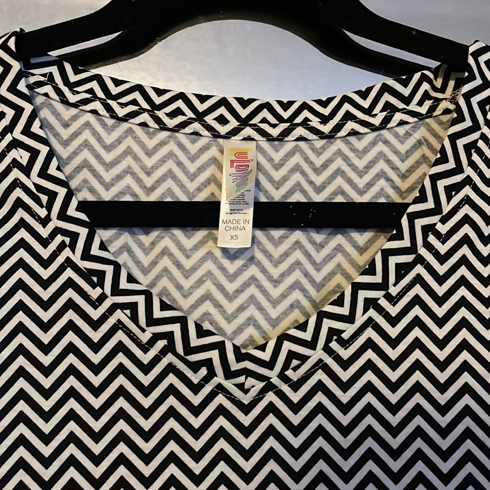 V-Neck Tee (high-low) - Picture 2 of 4